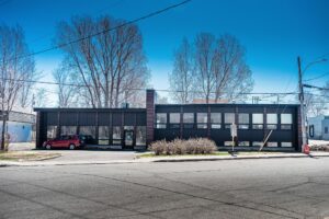 Vue panoramique dun quartier sous-évalué de Québec, mettant en valeur des maisons historiques et des rues animées.