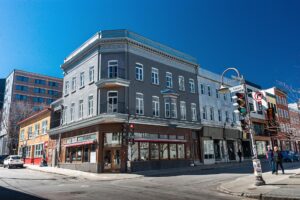 Vue panoramique dun quartier sous-évalué de Québec, mettant en valeur larchitecture historique et les espaces verts.