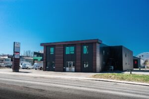 Vue panoramique dun quartier sous-évalué de Québec, mettant en valeur larchitecture unique et les espaces verts.