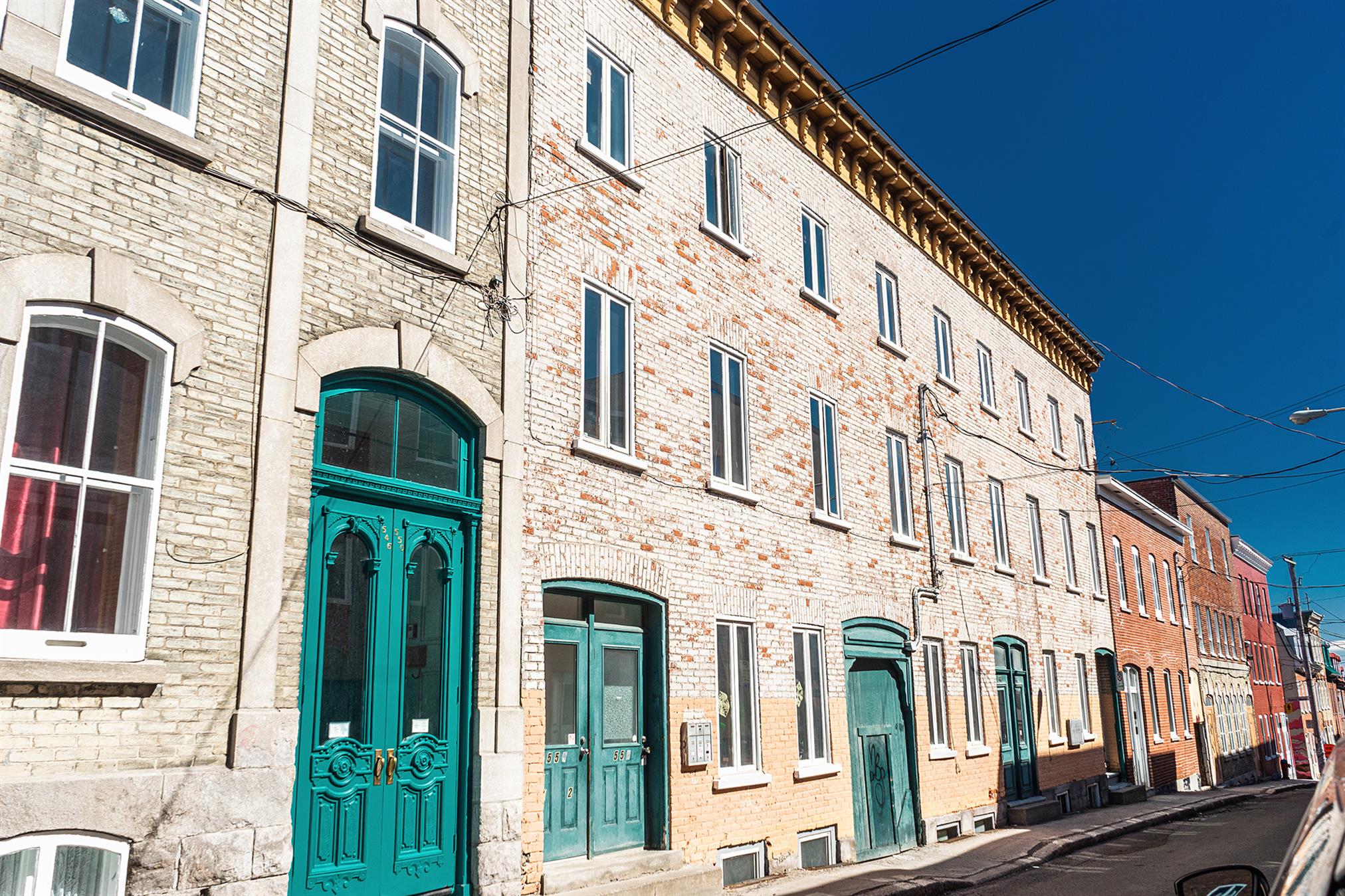 Luxury Apartments with modern furniture and kitchen easy access to stablishments in Quebec - Photo by Frederic Murray
